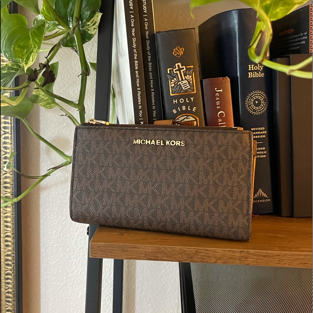 Micheal Kors Wallet/Clutch